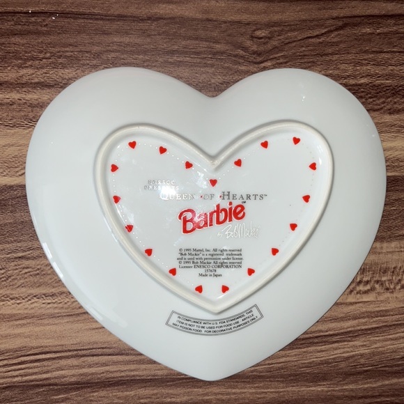Vintage 1995 Barbie Queen of Hearts heart shaped collectors plate. - Picture 3 of 15